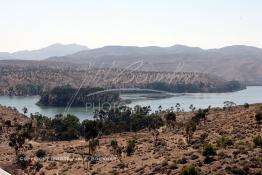 Image du Maroc Professionnelle de  Le Barrage Machraa Hamadi dont la capacité est de 42 Millions de m3, est construit sur l'Oued Moulouya, il permet, depuis 1956, d'approvisionner la région et d'irriguer les terres de cultures, ce barrage fournit en eau potable les ville de Nador, Oujda, il permet également l'approvisionnement des centre de Taourirte et El Aïoun Sidi Mellouk. Samedi 1er octobre 2005. (Photo / Abdeljalil Bounhar) 